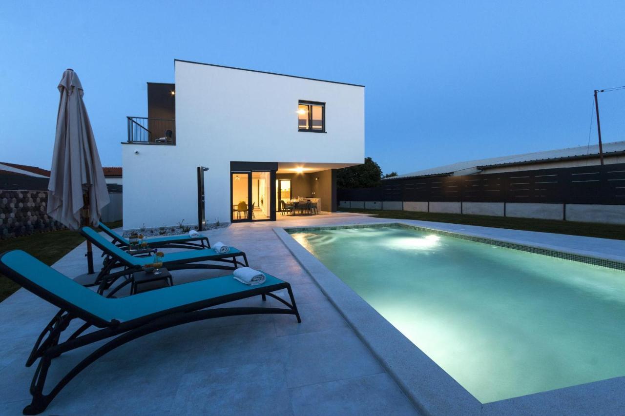 Modern 3-Bedroom Villa With A Private Pool Пула Экстерьер фото