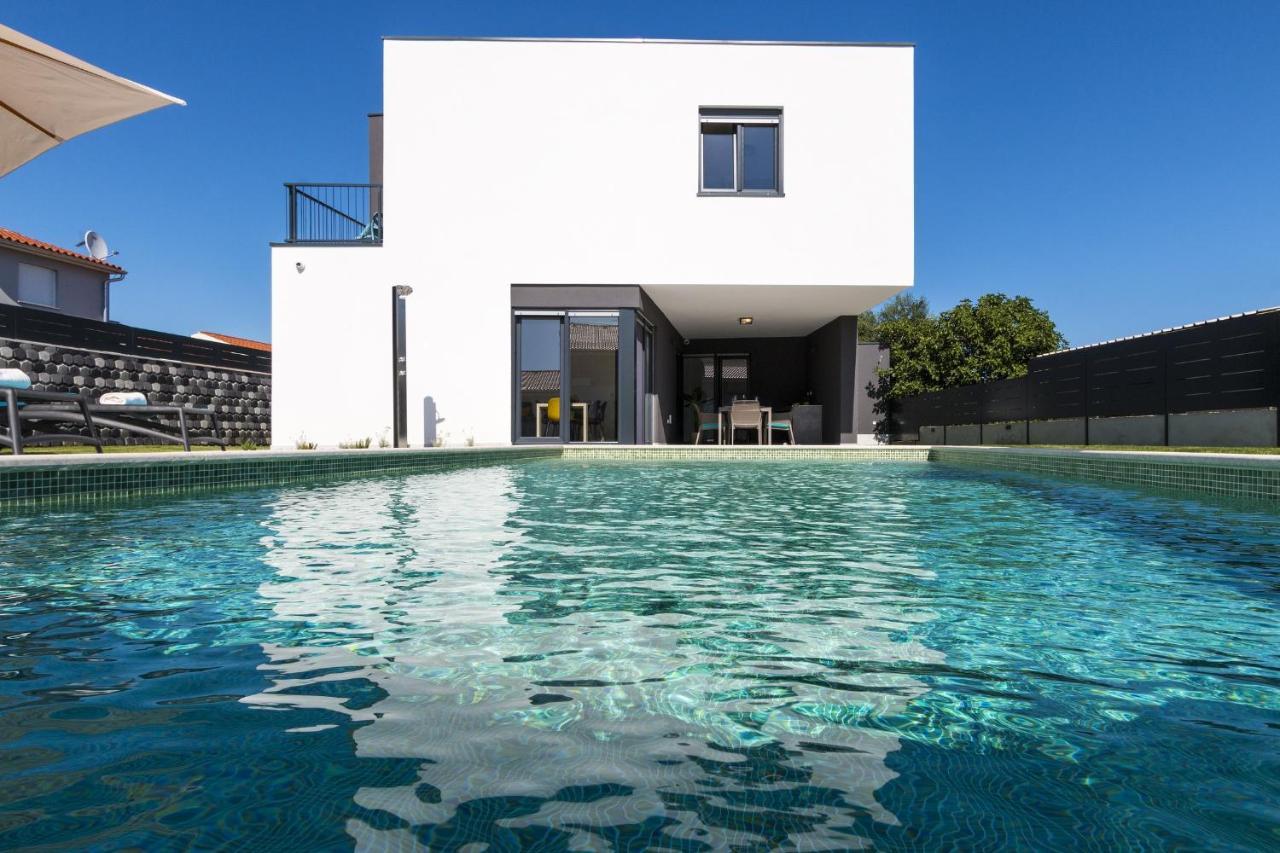 Modern 3-Bedroom Villa With A Private Pool Пула Экстерьер фото